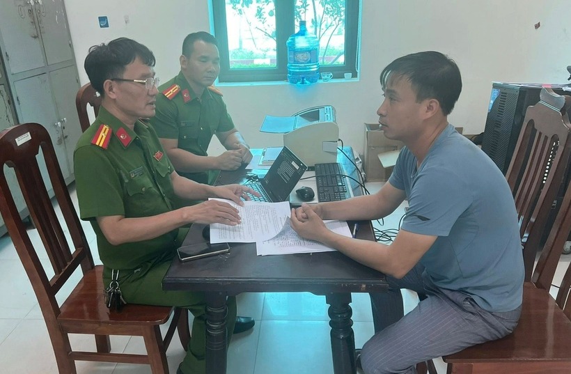 Nguyễn Hữu Thành tại cơ quan công an. Ảnh: Báo Dân trí.