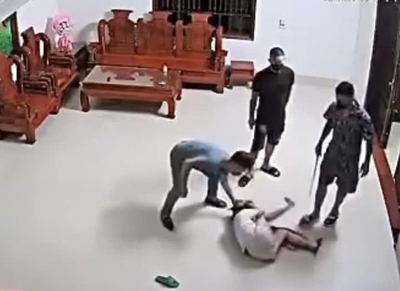 Nam thanh niên đạp, đá liên tiếp vào vùng đầu người phụ nữ, mặc cho nạn nhân ôm đầu van xin. Ảnh: Báo Dân trí.