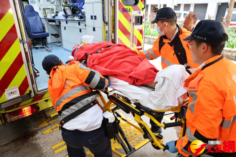 Đội ngũ cứu hộ có mặt tại hiện trường. Ảnh: wenweipo.com