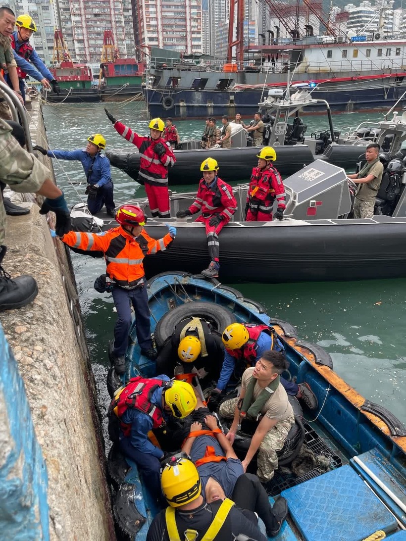 Các nạn nhân được đưa lên bờ. Ảnh: wenweipo.com