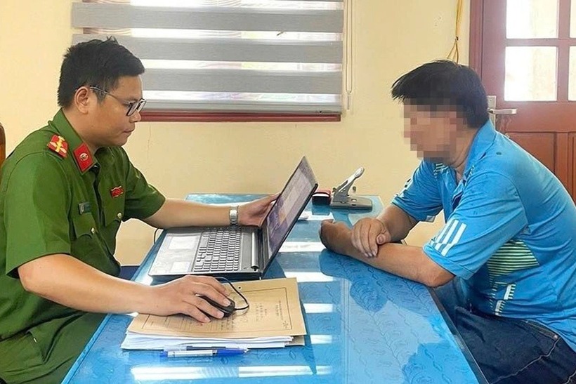 Công an làm việc với tài xế. Ảnh: Dân trí