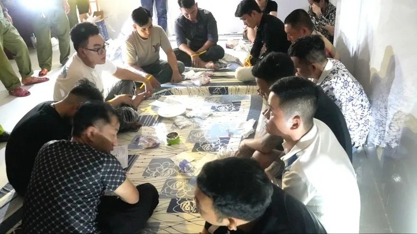 Nhóm 21 người bị bắt quả tang sử dụng trái phép ma tuý. (Ảnh: Cơ quan công an)