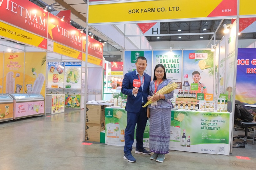 Anh Phạm Đình Ngãi và vợ là chị Thạch Thị Chal Thi đem mật hoa dừa của miền Tây đi khắp thế giới. Ảnh: Thanh niên