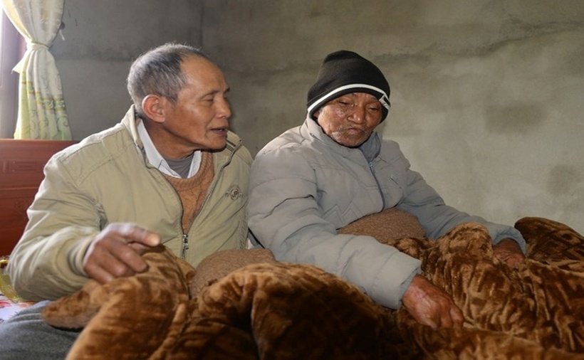 Cụ R Ông Ha Hoanh (bìa phải) trở về nhà sau 6 ngày 5 đêm lạc trong rừng ở Lâm Đồng. (Ảnh: Dân trí)