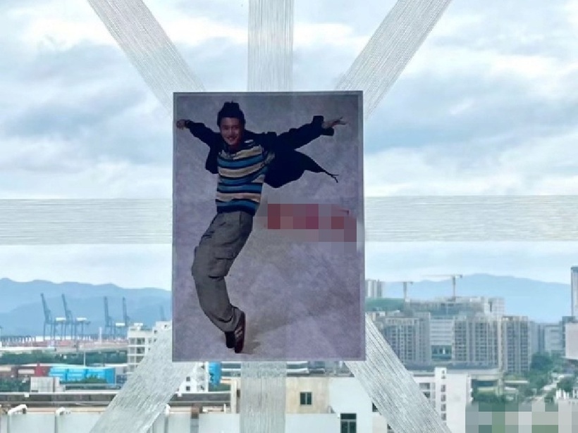 Dân mạng thi nhau in hình Tạ Đình Phong rồi dán lên cửa với hi vọng "bão dừng, gió tắt". Ảnh: Sina.