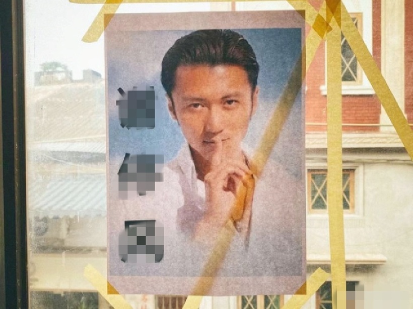 Người dân Trung Quốc thi nhau dán ảnh Tạ Đình Phong lên cửa kính. Ảnh: Sina.