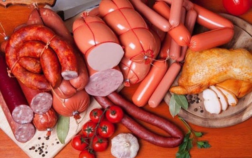 Các loại thịt chế biến sẵn như xúc xích, lạp xưởng, thịt xông khói, và giăm bông thường chứa nitrat và nitrit.