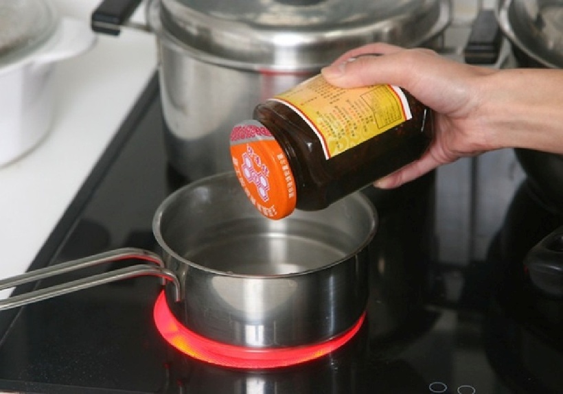 Để mở nắp chai/lọ quá chặt, bạn có thể đổ nước nóng khoảng 50 độ C ngập phần nắp chai/lọ khi úp ngược xuống và giữ nó trong 1-2 phút.