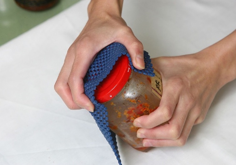 Khi sử dụng cho việc mở nắp, tấm thảm này phải khô ráo mới đạt hiệu quả tốt nhất.