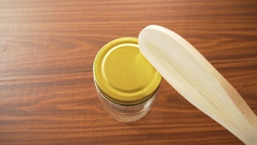 Mở nắp bằng cách gõ vào đáy chai/lọ.