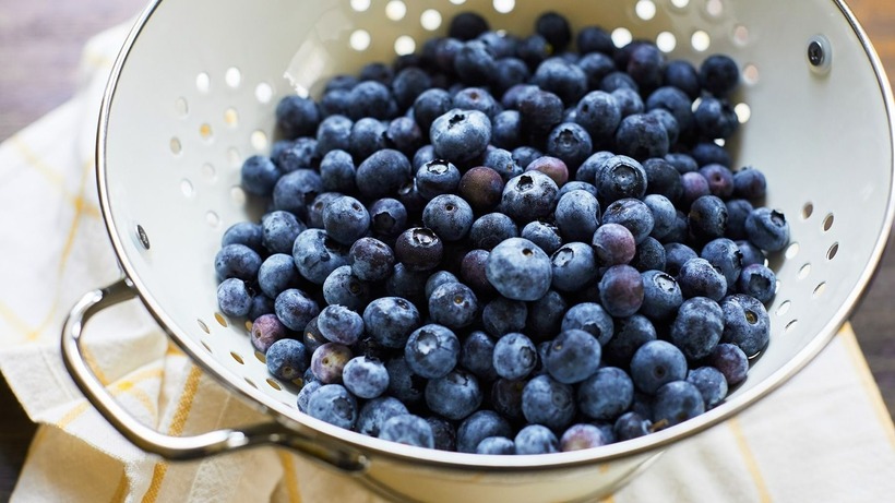 Việt quất giàu chất chống oxy hóa, đặc biệt là anthocyanin, có khả năng chống lại stress oxy hóa và giảm viêm trong thận.