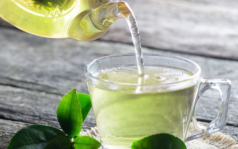 Trà xanh từ lâu đã được biết đến là một thức uống mang lại nhiều lợi ích cho sức khỏe, từ việc hỗ trợ giảm cân, chống lão hóa đến ngăn ngừa một số bệnh mãn tính