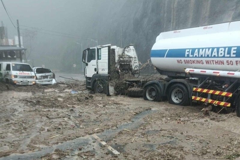 Một vụ lở đất trên đường cao tốc do tác động của bão Ragasa. Ảnh: Philstar