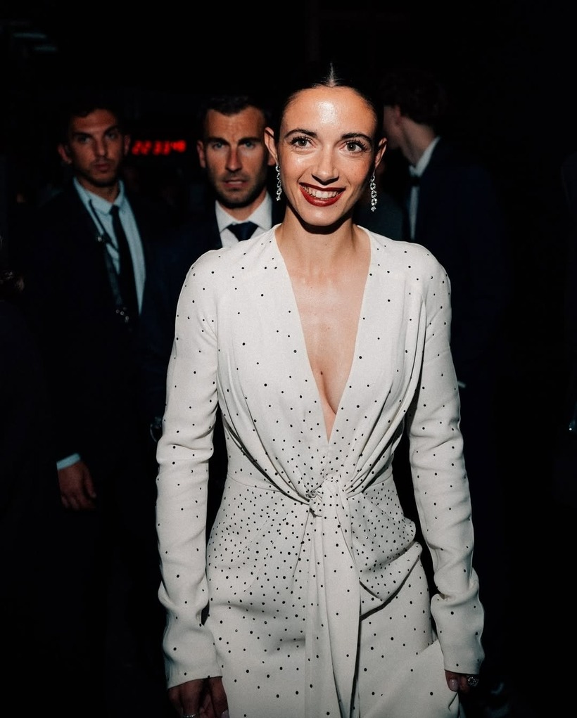 Năm ngoái, khi nhận Quả Bóng Vàng, cô chọn bộ đầm chữ A màu trắng chấm bi nhỏ xẻ ngực sâu. Vogue khen cô thanh lịch và quyến rũ, phối đồ ăn ý với kiểu tóc búi gọn và son đỏ.