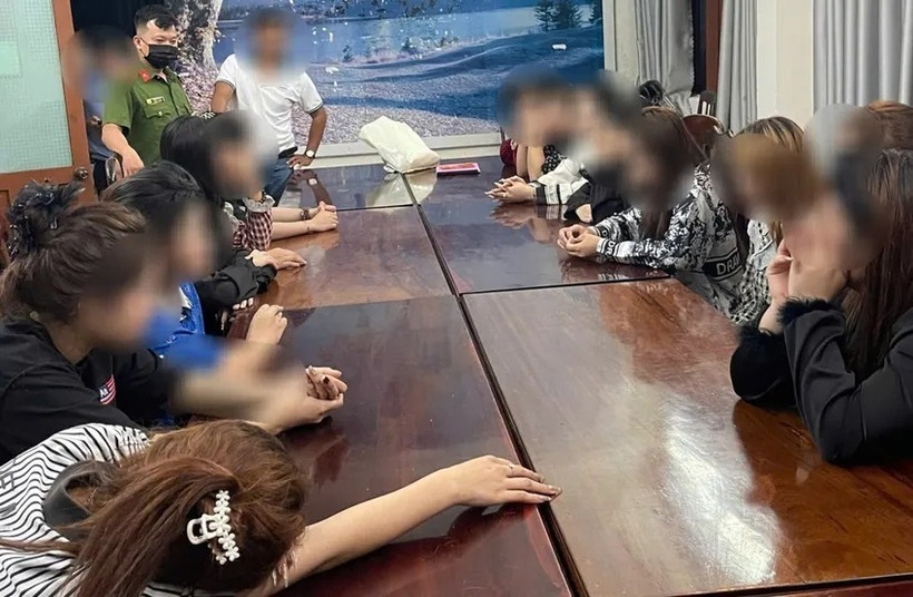 Các cô gái liên quan tại trụ sở công an. Ảnh: Pháp luật TP.HCM