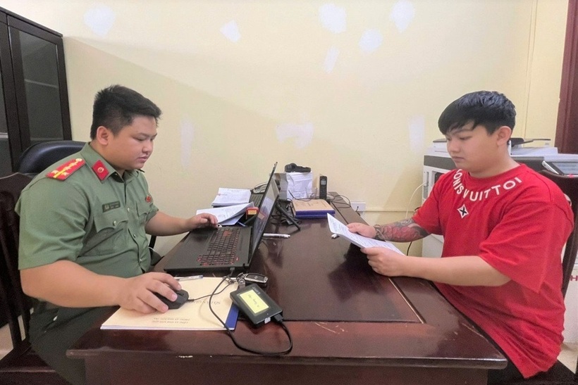 Cơ quan An ninh điều tra làm việc với Nguyễn Hoàng Phúc để làm rõ các hành vi phạm tội (Ảnh: Công an Ninh Bình).