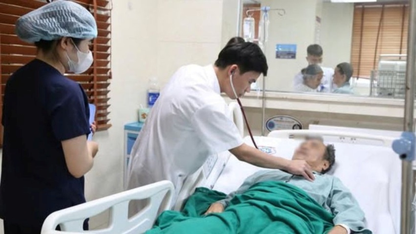 Bác sĩ thăm khám cho bệnh nhân. Ảnh: VietNamNet.