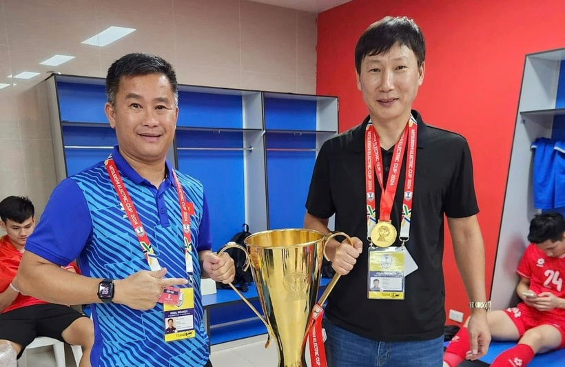 Ông Đinh Hồng Vinh (áo xanh) và trợ lý của HLV Kim Sang-sik. Ảnh: Sài Gòn giải phóng.