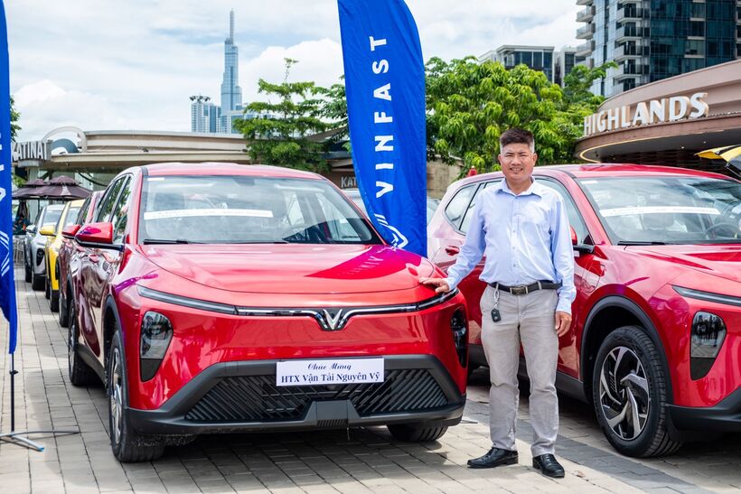 Anh Phạm Đăng Vỹ (TP.HCM), đại diện Hợp tác xã vận tải Nguyên Vỹ, đã đặt mua 250 chiếc VinFast Limo Green.