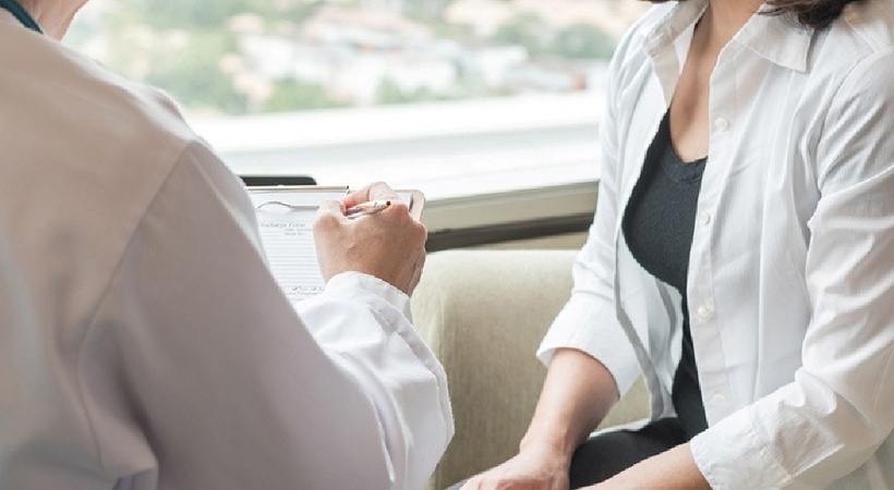 Cơ thể liên tục bốc ra mùi hôi lạ, đi khám thì phát hiện một miếng gạc bị bỏ quên trong cơ thể. Ảnh minh họa.