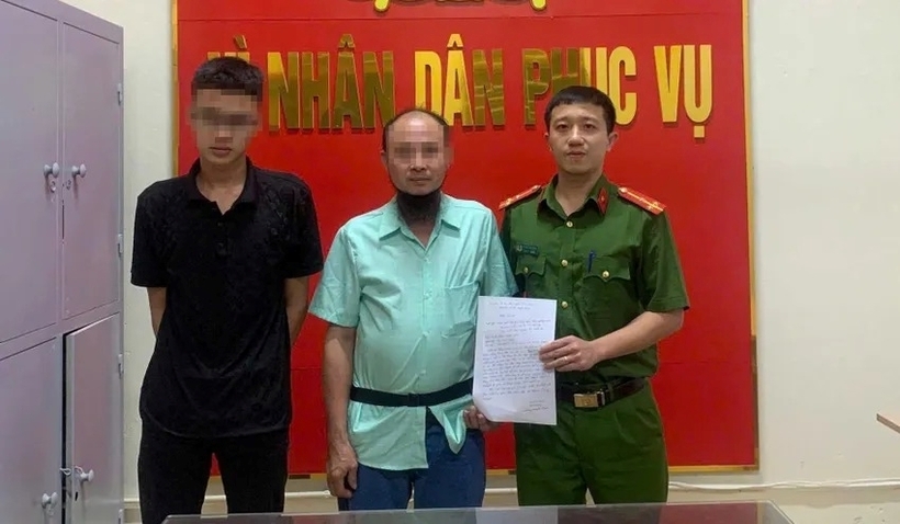 Người thân đến đón con và gửi thư cảm ơn lực lượng Công an xã Hưng Nguyên và Trạm CSGT Diễn Châu. Ảnh: Pháp luật TP.HCM