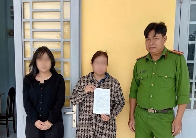 Công an xã Bến Cầu, tỉnh Tây Ninh liên tiếp ngăn chặn kịp thời nhiều vụ lừa đảo “việc nhẹ lương cao”. Ảnh: Lao động