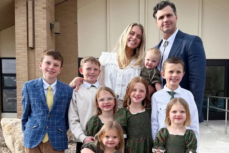 Hannah Neeleman cùng chồng và các con. Ảnh: People