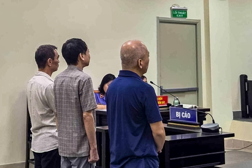 Các bị cáo trong vụ án lừa đảo chiếm đoạt tài sản. Ảnh: Dân trí