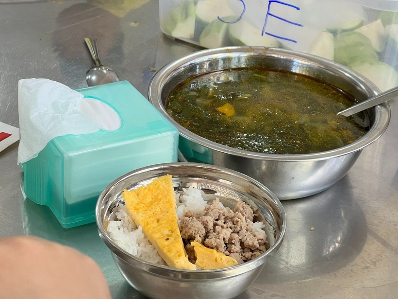Một khẩu phần ăn của học sinh Trường Tiểu học Trưng Vương. Ảnh: Dân trí