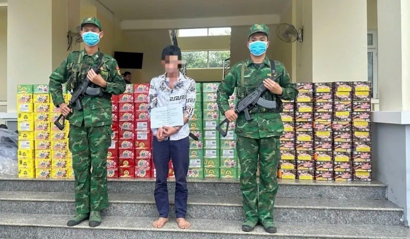 Bộ đội Biên phòng Đồng Nai bắt nghi can cùng tang vật. Ảnh: PLO