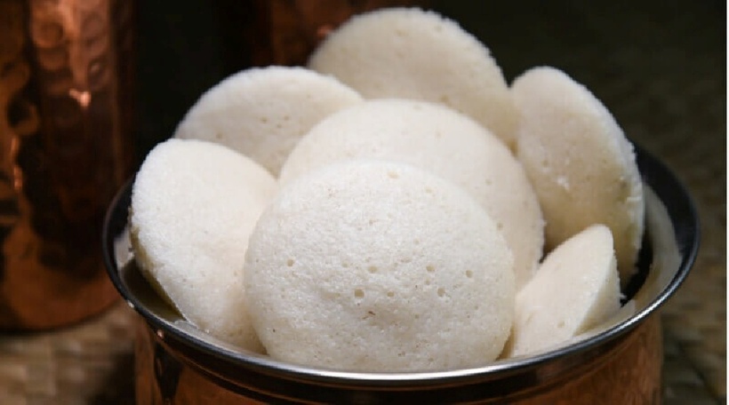 Cậu bé ăn bánh idli (một loại bánh gạo hấp của Ấn Độ) vào bữa trưa.
