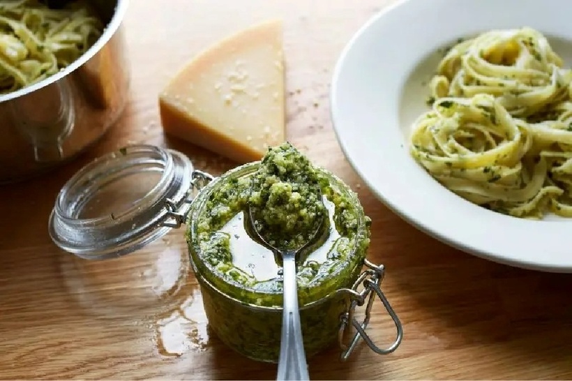 Người phụ nữ đã bị ngộ độc botulinum nghiêm trọng do ăn một lọ sốt pesto quá hạn sử dụng.