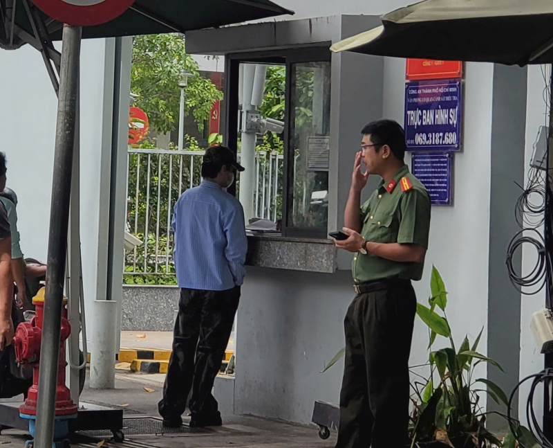 Ca sĩ Khánh Phương có mặt tại trụ sở Công an TPHCM. Ảnh: CAND