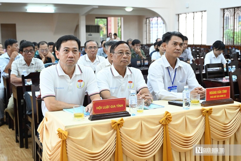 Luật gia Nguyễn Xuân Thanh, Phó Giám đốc Trung tâm tư vấn Pháp luật tỉnh Đồng Nai (bên trái)