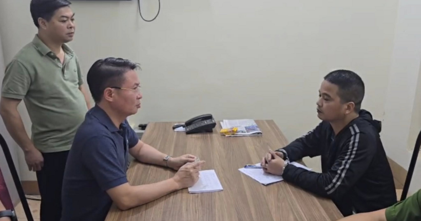 Thiếu tướng Nguyễn Minh Tuấn - Giám đốc Công an tỉnh trực tiếp lấy lời khai đối tượng. (Ảnh: Công an Phú Thọ)