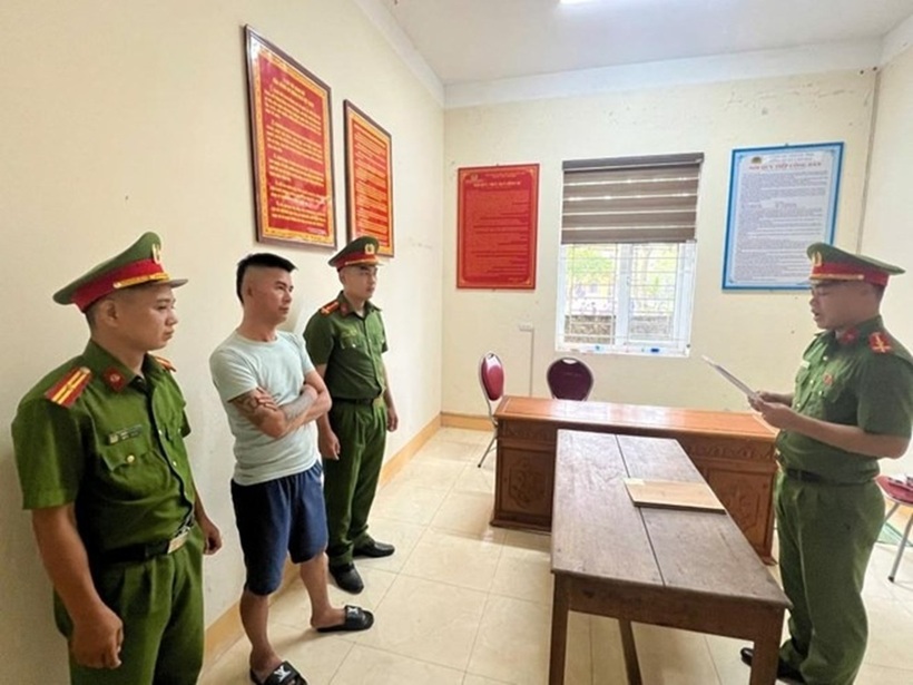 Huy khai nhận trước đó đã sử dụng ma túy dạng Methamphetamine (ma túy đá) một mình tại nhà riêng của mình thuộc thôn Mỹ Sơn, xã Cẩm Duệ, tỉnh Hà Tĩnh. Ảnh: Lao động