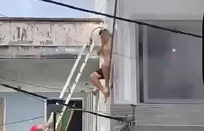 Người dân được đưa ra ngoài. Ảnh: Người Lao Động.