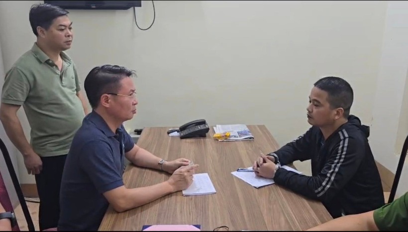 Thiếu tướng Nguyễn Minh Tuấn, Giám đốc Công an tỉnh Phú Thọ lấy lời khai đối tượng. Ảnh: Tiền Phong