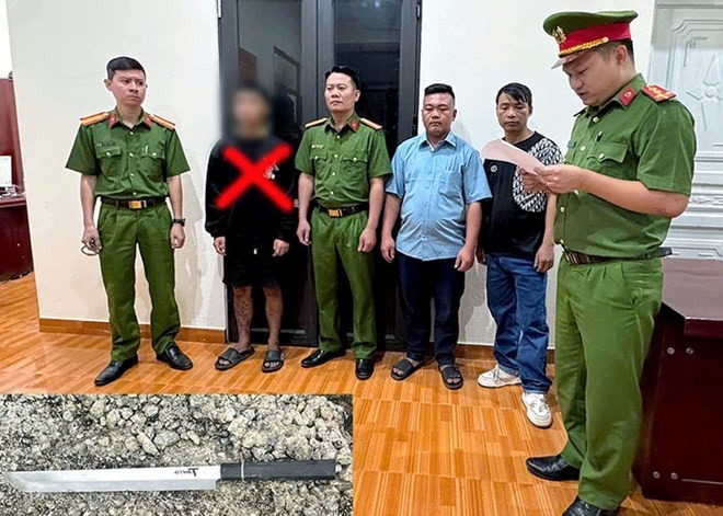 Cơ quan Cảnh sát điều tra thi hành Lệnh giữ và bắt người trong trường hợp khẩn cấp đối với Hoàng Minh H về hành vi “Cố ý gây thương tích”. (Ảnh: Công an Lai Châu)