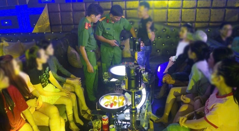 Cơ quan Công an làm việc và kiểm tra các đối tượng tại quán bar. (Ảnh: Công an nhân dân)