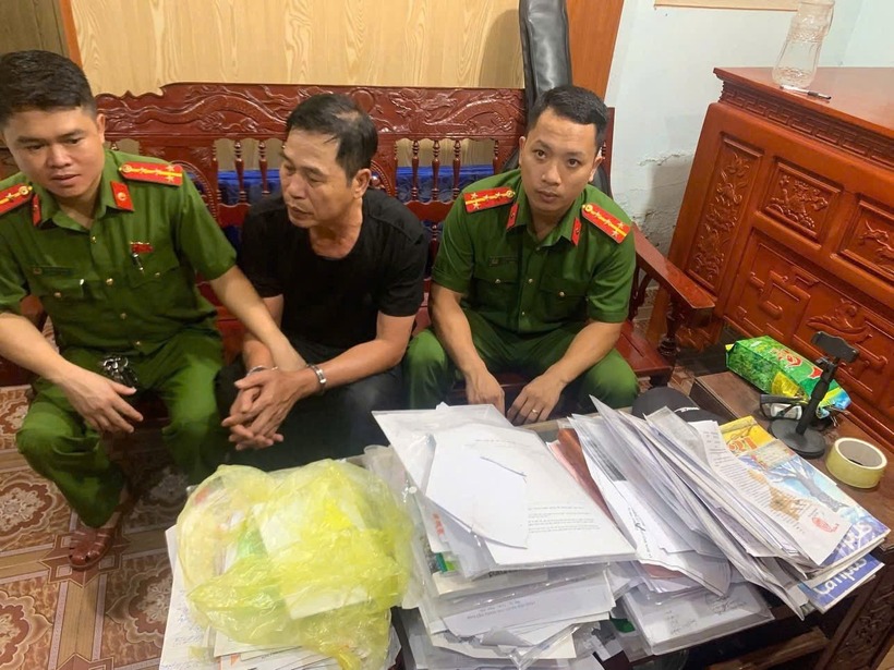 Ngô Trí Cường cùng tang vật vụ án. Ảnh: VietNamNet