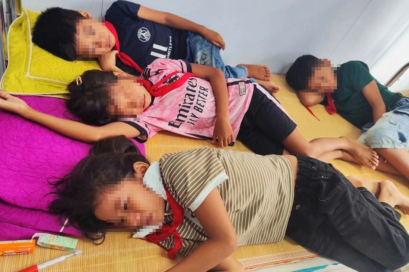 Nhiều học sinh phải nhập viện điều trị sau bữa ăn. Ảnh: Dân trí.