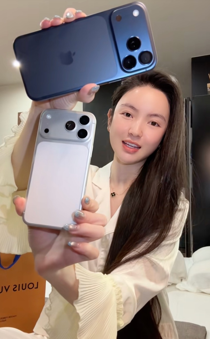 Hình ảnh Chu Thanh Huyền cầm trên tay 2 chiếc điện thoại iPhone 17.