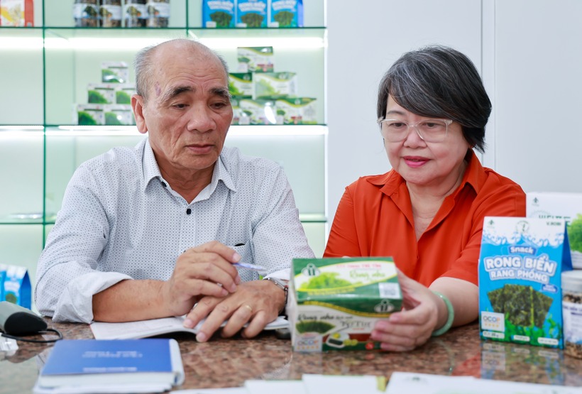 Vợ chồng ông Lê Bền gắn bó với rong nho hơn 20 năm qua. Ảnh: Báo Khánh Hòa