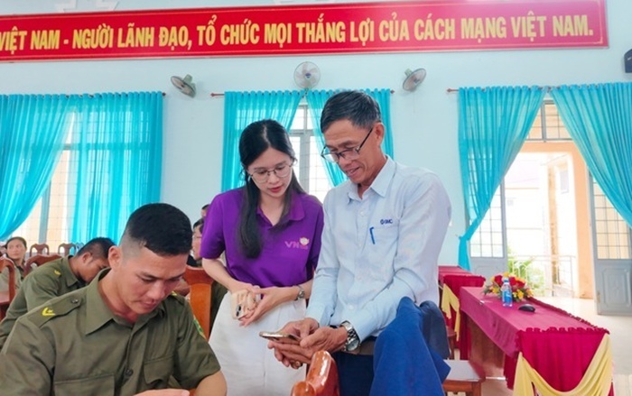 Nhân viên Công ty cổ phần công nghệ VN168 hướng dẫn người dân và cán bộ địa phương sử dụng các ứng dụng công nghệ.