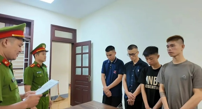 Các đối tượng tại cơ quan công an. Ảnh: PLO.