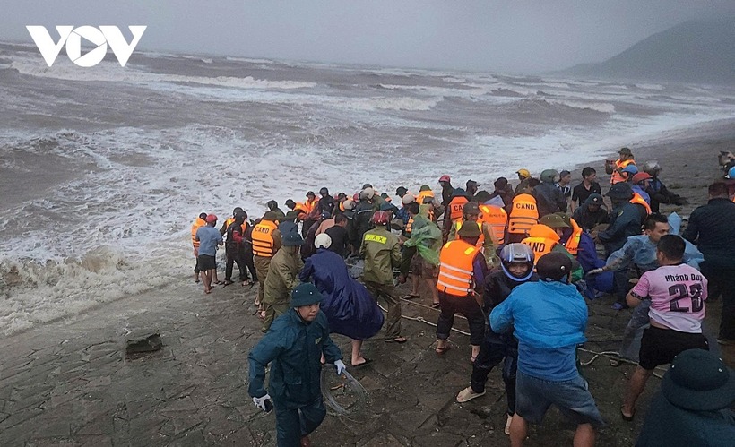 Hàng trăm người được huy động gia cố kè Cẩm Nhượng. Ảnh: VOV, Vietnamnet.