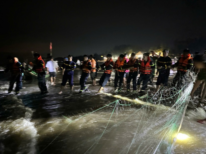 Lực lượng chức năng nỗ lực tìm kiếm nạn nhân. Ảnh: Tiền Phong.