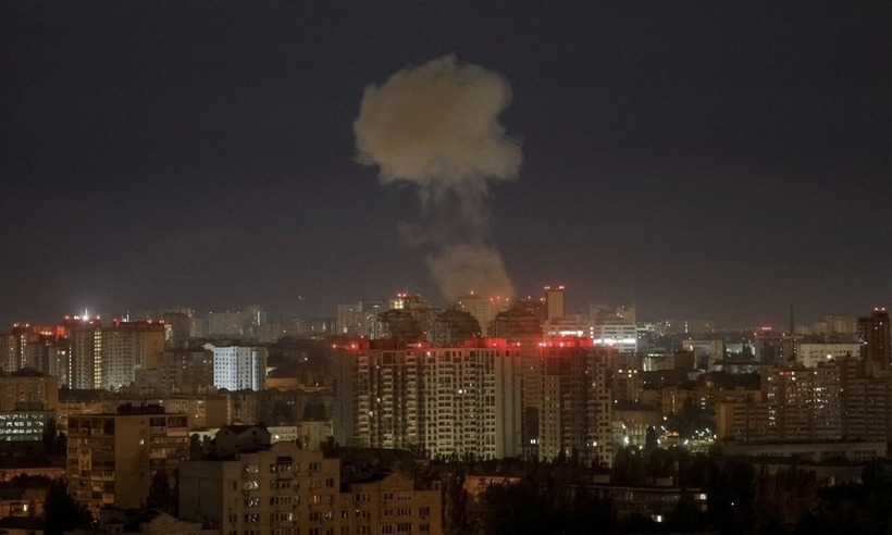 Khói bốc lên tại Kiev sau khi thủ đô Ukraine hứng đòn tập kích trong đêm 27, rạng sáng 28/9. Ảnh: Reuters
