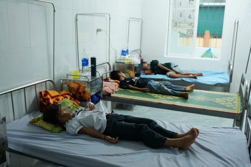 Các học sinh bị ngộ độc sau bữa sáng tại Trường Phổ thông Dân tộc bán trú Tiểu học Kim Thủy. Ảnh: Vietnamnet